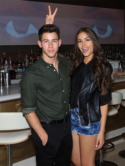 Đương kim Hoa hậu Hoàn vũ công khai hôn ca sỹ Nick Jonas - 10 VN