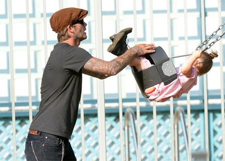 Harper Beckham được bố đưa đi chơi công viên - 1 VN