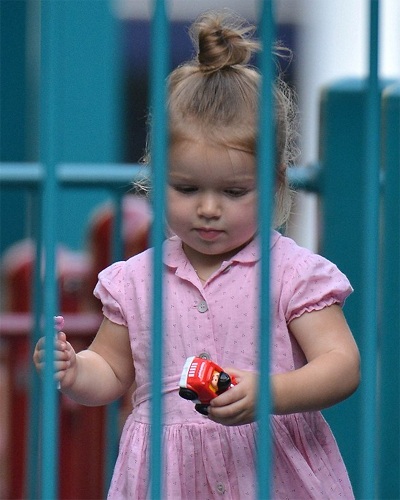 Harper Beckham được bố đưa đi chơi công viên - 2 VN