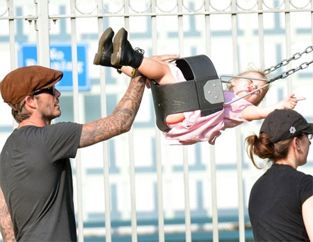 Harper Beckham được bố đưa đi chơi công viên - 3 VN