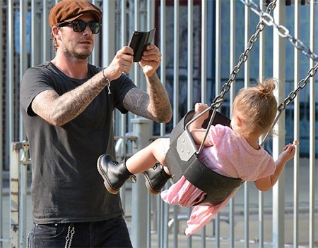 Harper Beckham được bố đưa đi chơi công viên - 4 VN