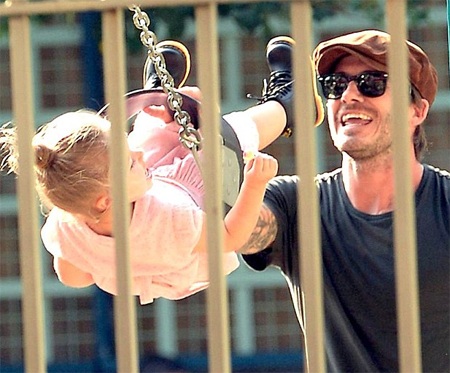 Harper Beckham được bố đưa đi chơi công viên - 5 VN