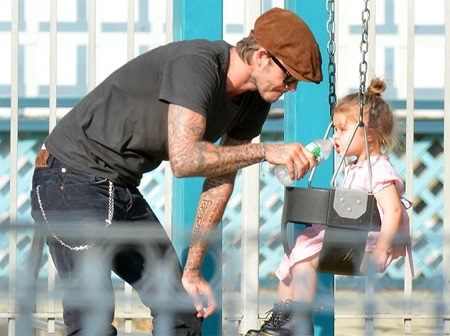 Harper Beckham được bố đưa đi chơi công viên - 6 VN