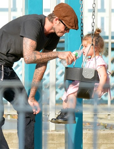 Harper Beckham được bố đưa đi chơi công viên - 7 VN