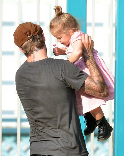 Harper Beckham được bố đưa đi chơi công viên - 8 VN