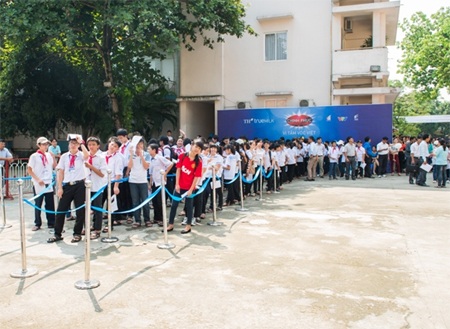 Các em nhỏ xếp hàng chờ đăng ký tham gia