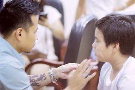 Chuyên gia trang điểm Hoàn Khang chăm chút “sắc đẹp” cho các bé Đồ Rê Mí - 8 Thu Huyền