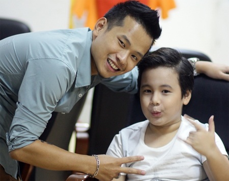 Chuyên gia trang điểm Hoàn Khang chăm chút “sắc đẹp” cho các bé Đồ Rê Mí - 9 Thu Huyền