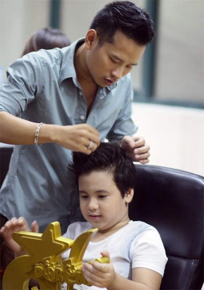 Chuyên gia trang điểm Hoàn Khang chăm chút “sắc đẹp” cho các bé Đồ Rê Mí - 10 Thu Huyền