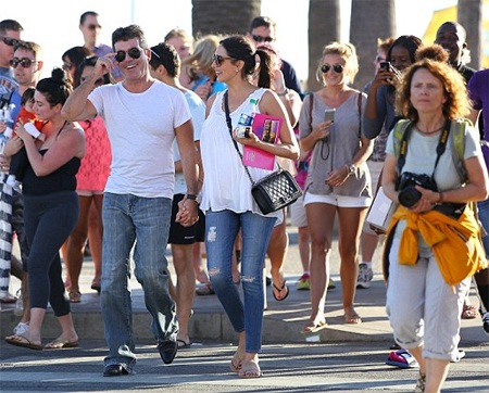 Ngày cuối tuần vui vẻ của Simon Cowell và bạn gái - 5 VN