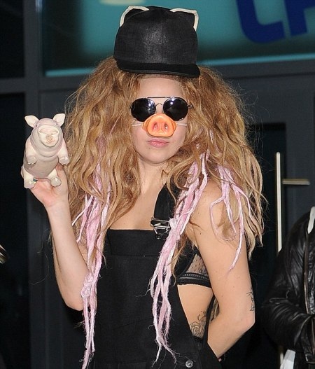 Lady Gaga đeo mõm lợn và hôn trai trẻ - 1 Lady Gaga luôn sáng tạo không ngừng với trang phục của mình