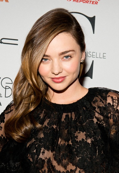 Miranda Kerr bị “lộ hàng” vì áo ren mỏng - 2 VN