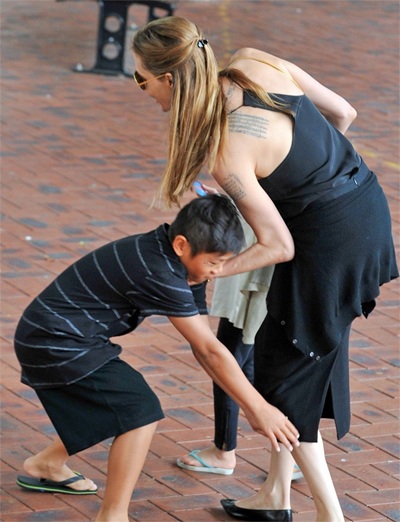 Angelina Jolie đưa Pax Thiên vãn cảnh Sydney - 1 VN