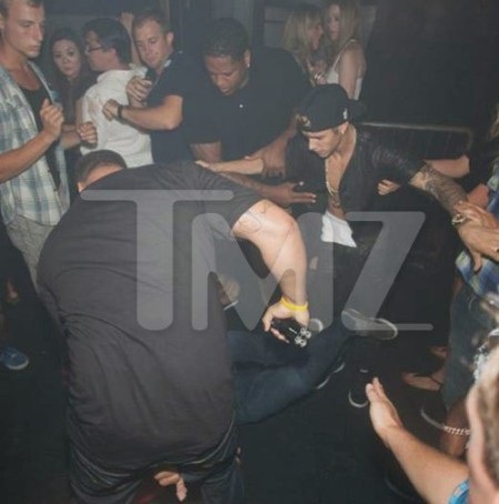 Justin Bieber bị người lạ tấn công ở hộp đêm - 1 Justin Bieber bị người lạ tấn công ở hộp đêm