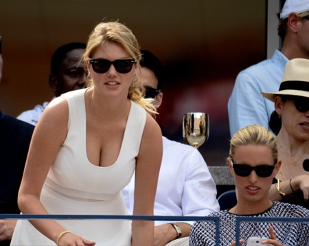 Siêu mẫu 9X gợi cảm khi đi xem tennis - 1 VN