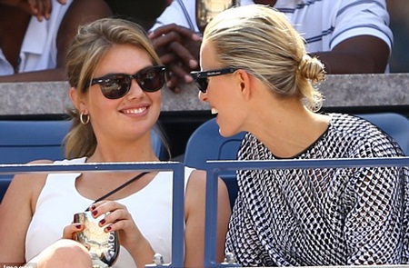 Siêu mẫu 9X gợi cảm khi đi xem tennis - 2 VN