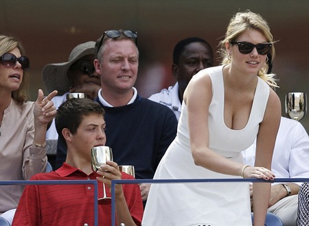 Siêu mẫu 9X gợi cảm khi đi xem tennis - 6 VN