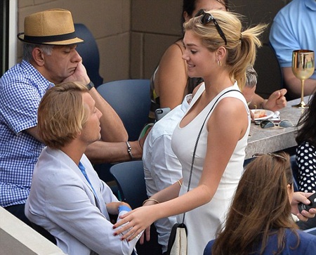 Siêu mẫu 9X gợi cảm khi đi xem tennis - 8 VN