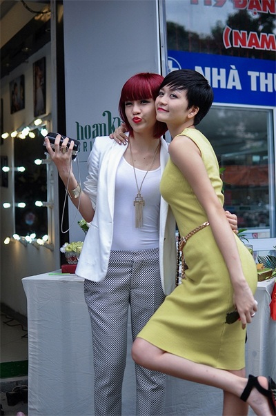 Bảo Trang - Bảo Trâm khoe vẻ cá tính - 3 KM