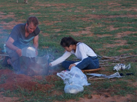 Nguyệt Anh trổ tài nấu nướng với bếp tự chế - 1 Nguyệt Anh trổ tài nấu nướng với bếp tự chế