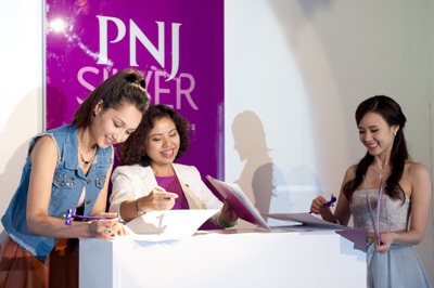  Anna Trương biểu diễn ca khúc mới nhất do chính cô sáng tác