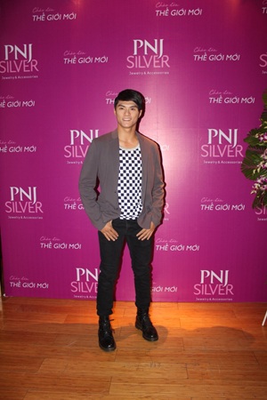  Anna Trương biểu diễn ca khúc mới nhất do chính cô sáng tác