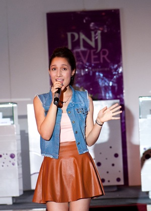  Anna Trương biểu diễn ca khúc mới nhất do chính cô sáng tác