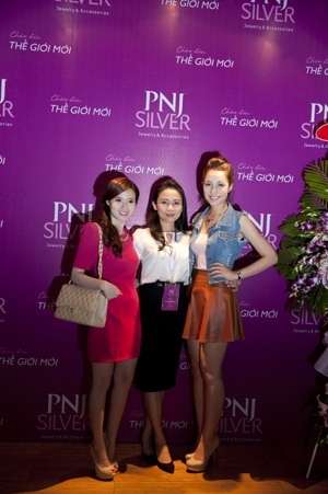 Midu và Anna Trương tỏa sáng tại sự kiện