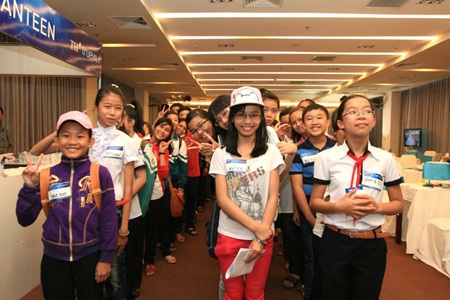 Những câu hỏi hài hước, câu trả lời độc và lạ - 3 Xếp hàng vào vòng thi viết