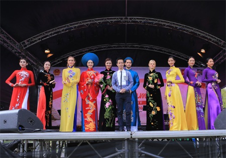 Thùy Dung, Hoàng Yến khoe sắc tại Scotland - 14 NTK Hoàng Hải cũng giới thiệu BST áo dài trong dịp này.