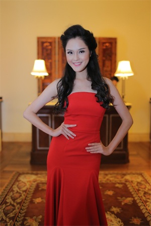 Hoàng Anh thả dáng trong chiếc váy đuôi cá đỏ, thời gian gần đây cô đã mảnh mai hơn rất nhiều