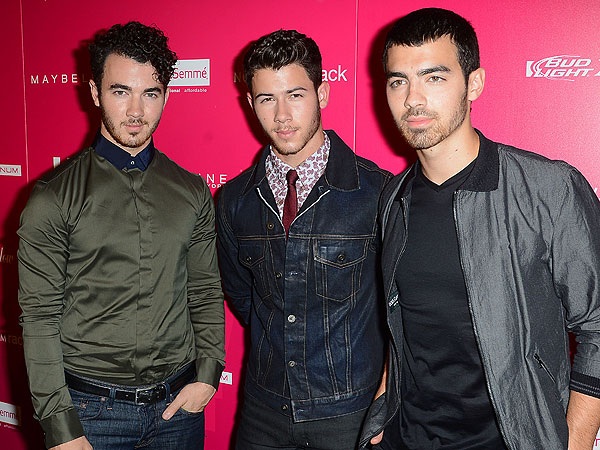Ca sỹ của Jonas Brothers phủ nhận tin nghiện ma túy - 1 Joe Jonas (ngoài cùng bên phải) và các anh em của mình vừa hủy tour diễn
