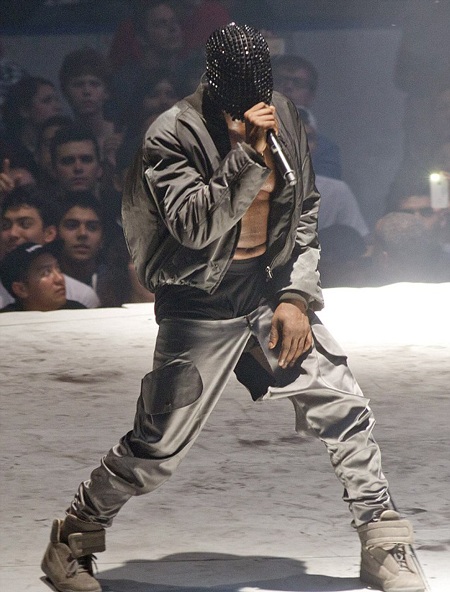 Kanye West bị rách quần trên sân khấu - 1 VN