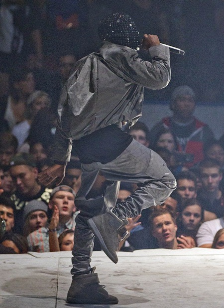 Kanye West bị rách quần trên sân khấu - 2 VN