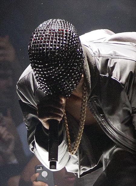 Kanye West bị rách quần trên sân khấu - 3 VN