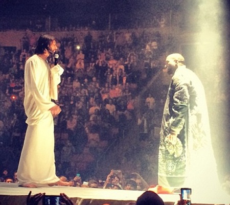 Kanye West bị rách quần trên sân khấu - 4 VN