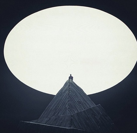 Kanye West bị rách quần trên sân khấu - 5 VN