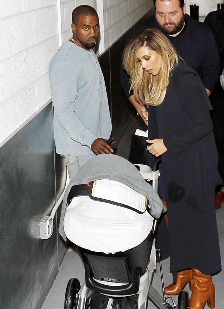 Kanye West bị rách quần trên sân khấu - 6 VN