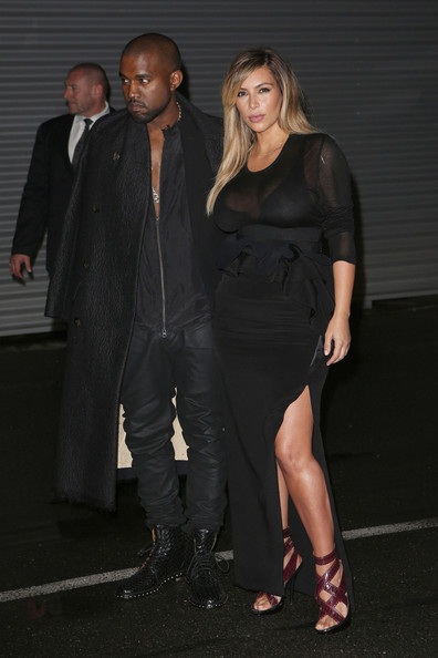 Kanye West bị rách quần trên sân khấu - 7 VN