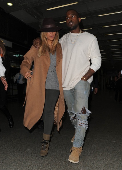 Kanye West bị rách quần trên sân khấu - 8 VN