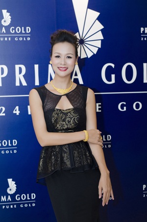 Nữ diễn viên Đan Lê khoe nét đẹp mặn mà quyến rũ trong bộ trang sức làm từ vàng 24K và đá sapphire.