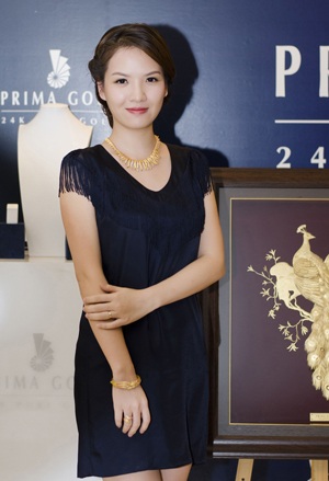 Nữ diễn viên Đan Lê khoe nét đẹp mặn mà quyến rũ trong bộ trang sức làm từ vàng 24K và đá sapphire.