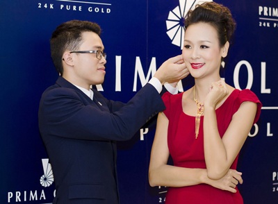 Nữ hoàng trang sức 2013 Hương Trâm cũng được các chuyên gia chăm sóc và tạo phong cách.