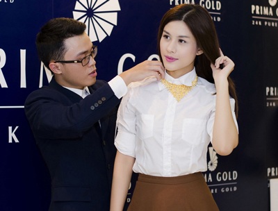 Nữ hoàng trang sức 2013 Hương Trâm cũng được các chuyên gia chăm sóc và tạo phong cách.