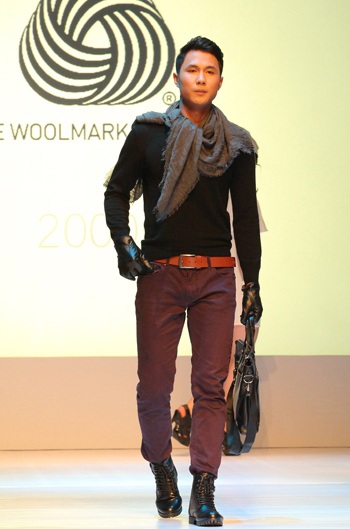 Quán quân Vietnam’s Next Top Model nổi bật trên sàn catwalk - 3 NTK Minh Hà - Quán quân Project Runway Viet Nam 2013 (giữa)