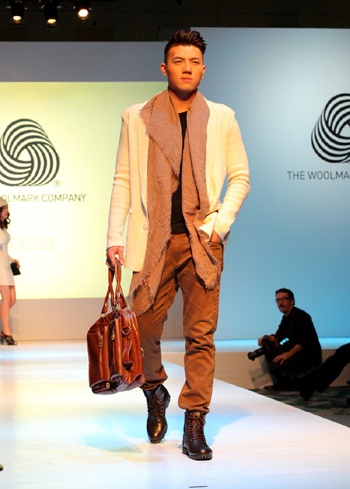 Quán quân Vietnam’s Next Top Model nổi bật trên sàn catwalk - 5 NTK Minh Hà - Quán quân Project Runway Viet Nam 2013 (giữa)