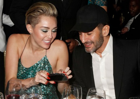 Miley Cyrus khoe lưng trần quyến rũ - 8 VN