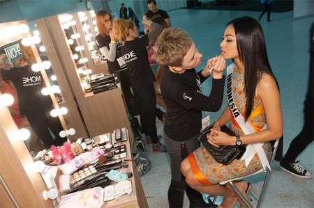 HH Indonesia trong phòng trang điểm