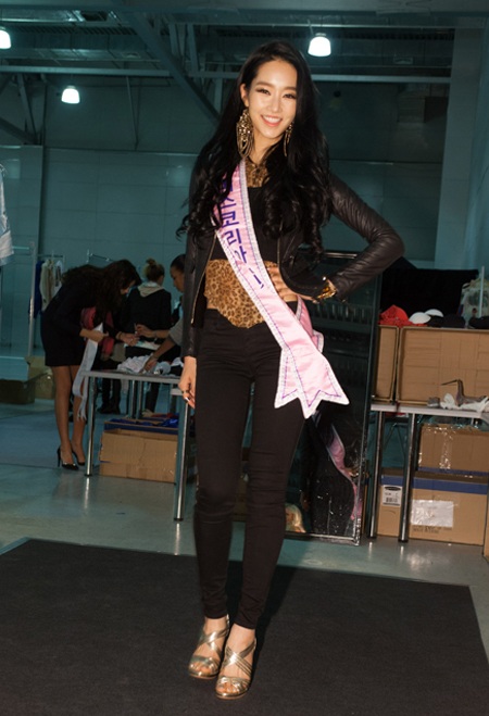 HH Hàn Quốc tự tin bước vào phòng thử đồ