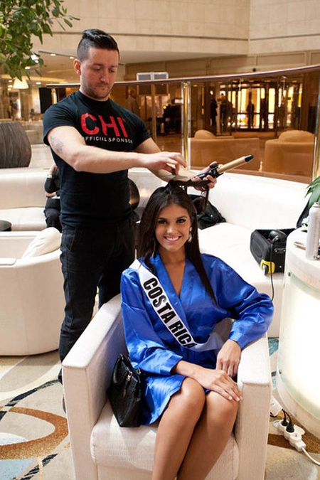 Người đẹp Hoàn vũ đươc chăm chút tận tình - 6 VN